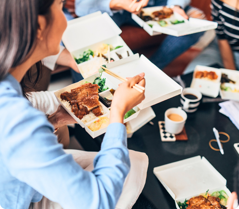 Mitarbeitende beim Essen ohne System
