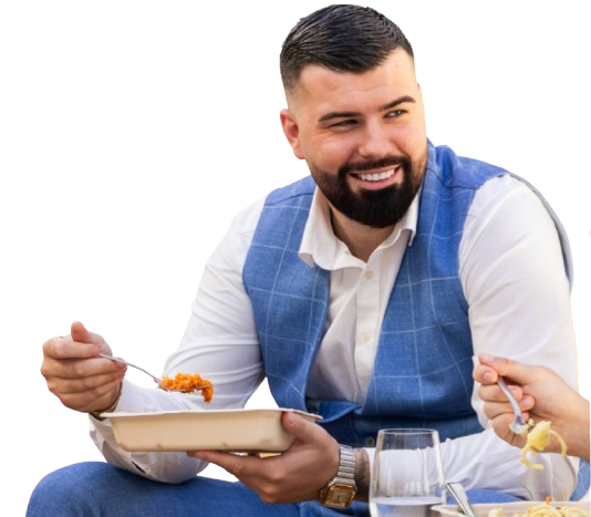 Ein glücklicher Kunde genießt ein Gericht von Mr. Lunch